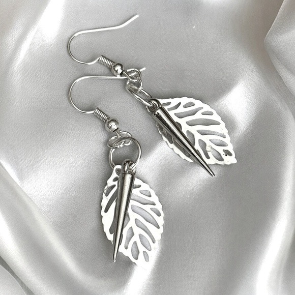5 For $25💫Silver Filigree Leaf Spike Punk Dangles Earrings - Picture 6 of 6